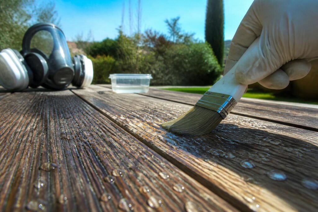 découvrez comment utiliser l'acide oxalique pour le traitement des surfaces en bois extérieur, son action chimique efficace, ainsi que les précautions à prendre pour protéger l'environnement.