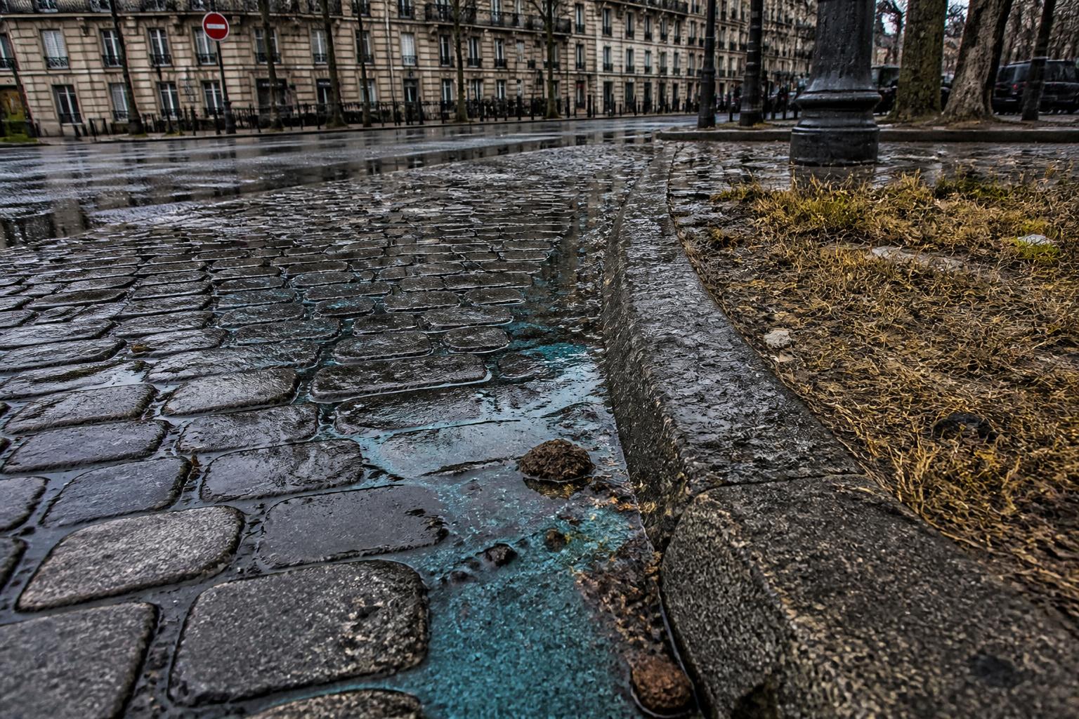 découvrez les dangers du détournement d'usage de l'adblue comme désherbant, ses réactions chimiques et les risques qu'il fait peser sur les infrastructures urbaines.