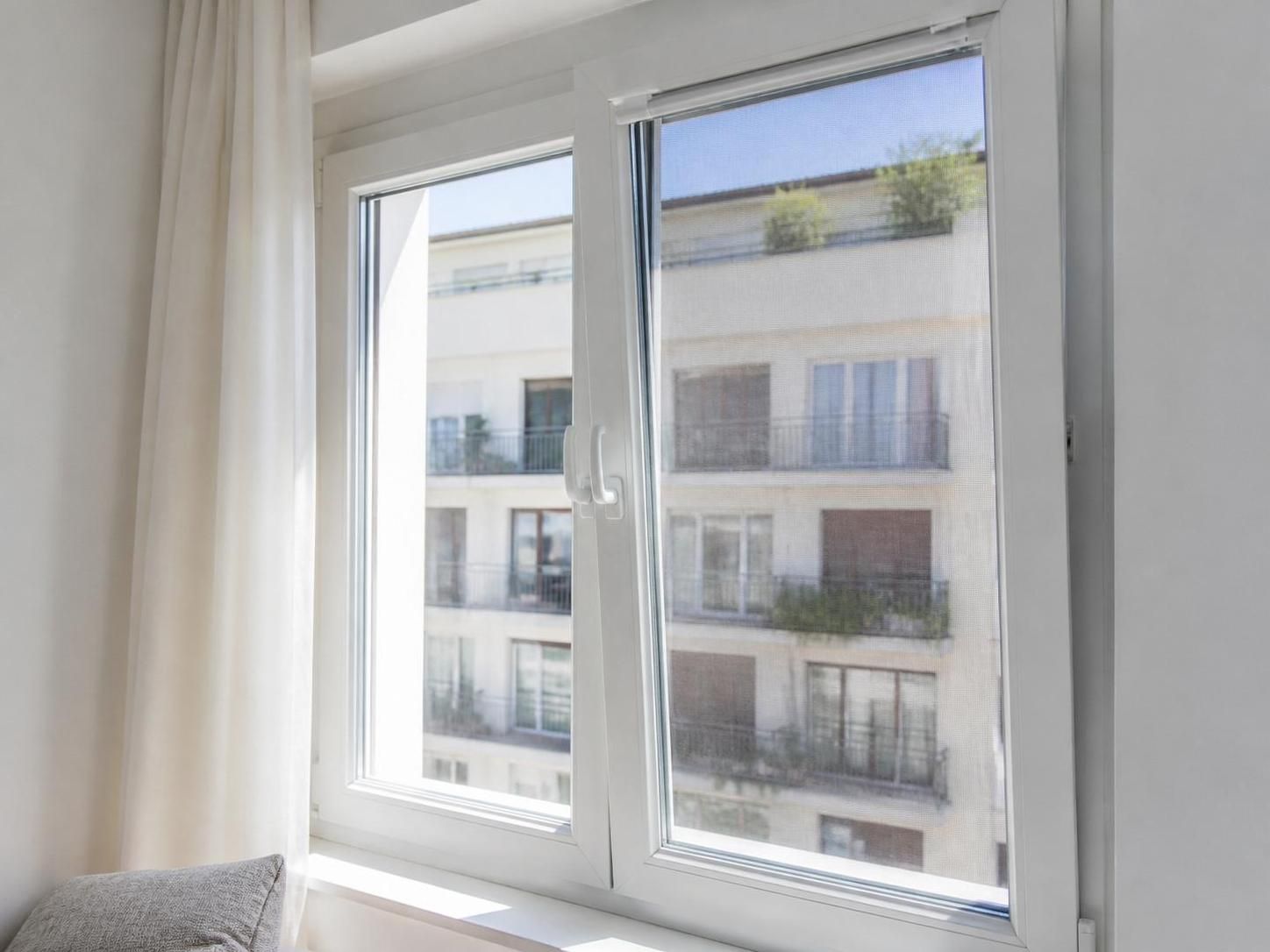 Moustiquaire pour fenêtre sans perçage : l'alternative discrète et idéale pour les locations 2 découvrez la moustiquaire pour fenêtre sans perçage, une solution discrète et pratique, parfaite pour les locations. protégez votre intérieur des insectes sans endommager vos murs.