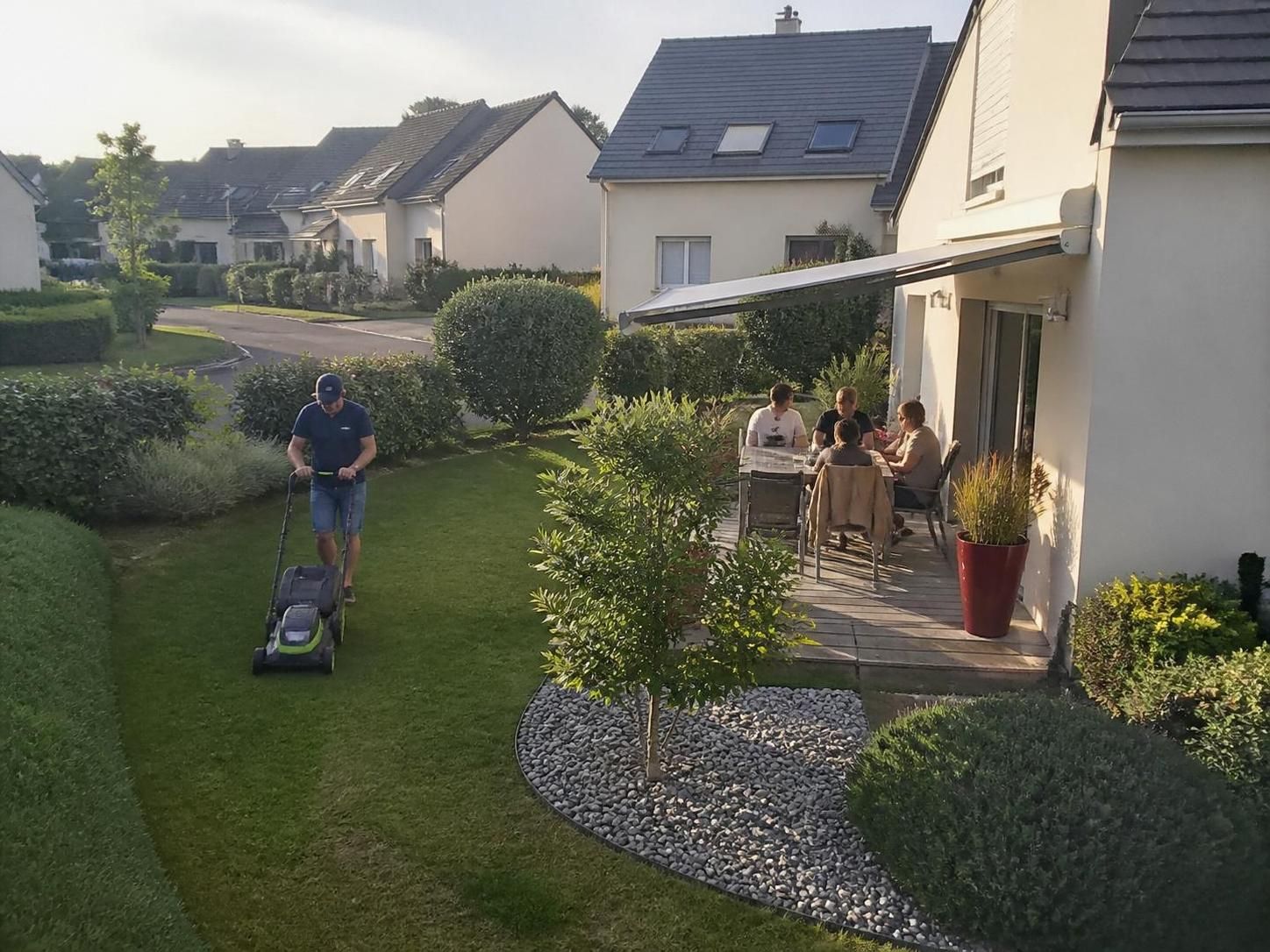 découvrez ce que la législation française permet réellement en matière de tonte de pelouse le dimanche, pour éviter les nuisances sonores et respecter les règles en vigueur.