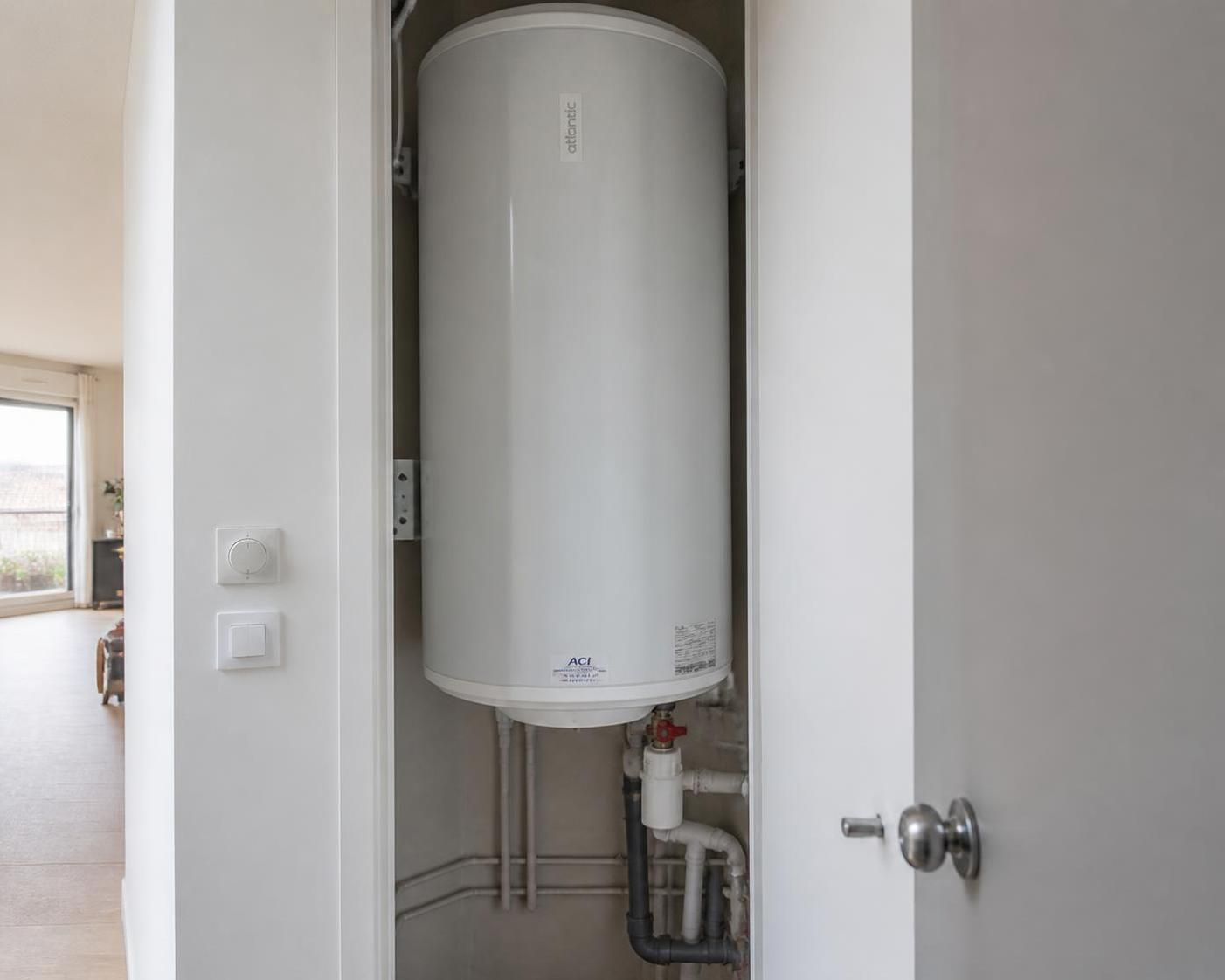 Comment choisir la bonne taille de chauffe-eau 100L : comprendre l'encombrement et la capacité effective 2 découvrez comment choisir la bonne taille de chauffe-eau 100l en comprenant l'encombrement et la capacité effective pour un confort optimal et une installation adaptée.