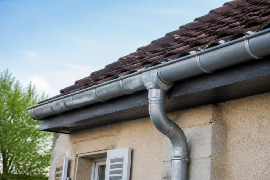 découvrez les tarifs et le budget nécessaire pour l’évacuation des eaux avec l’installation de gouttières en zinc. guide complet pour bien planifier vos travaux.