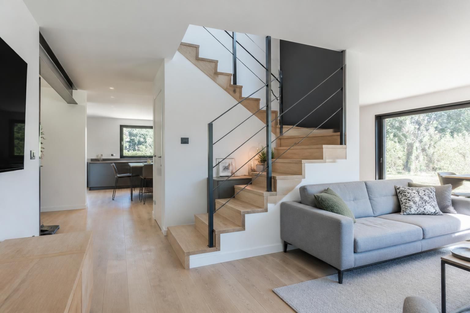 Comment intégrer un escalier au centre du salon tout en préservant la fluidité de la circulation 2 découvrez comment intégrer harmonieusement un escalier au centre de votre salon tout en optimisant la circulation et en conservant un espace fluide et convivial.