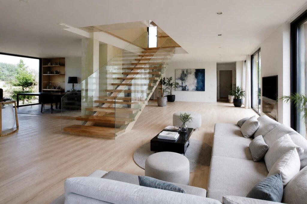 découvrez comment intégrer un escalier au centre de votre salon tout en garantissant une circulation fluide et harmonieuse pour un espace à la fois esthétique et fonctionnel.