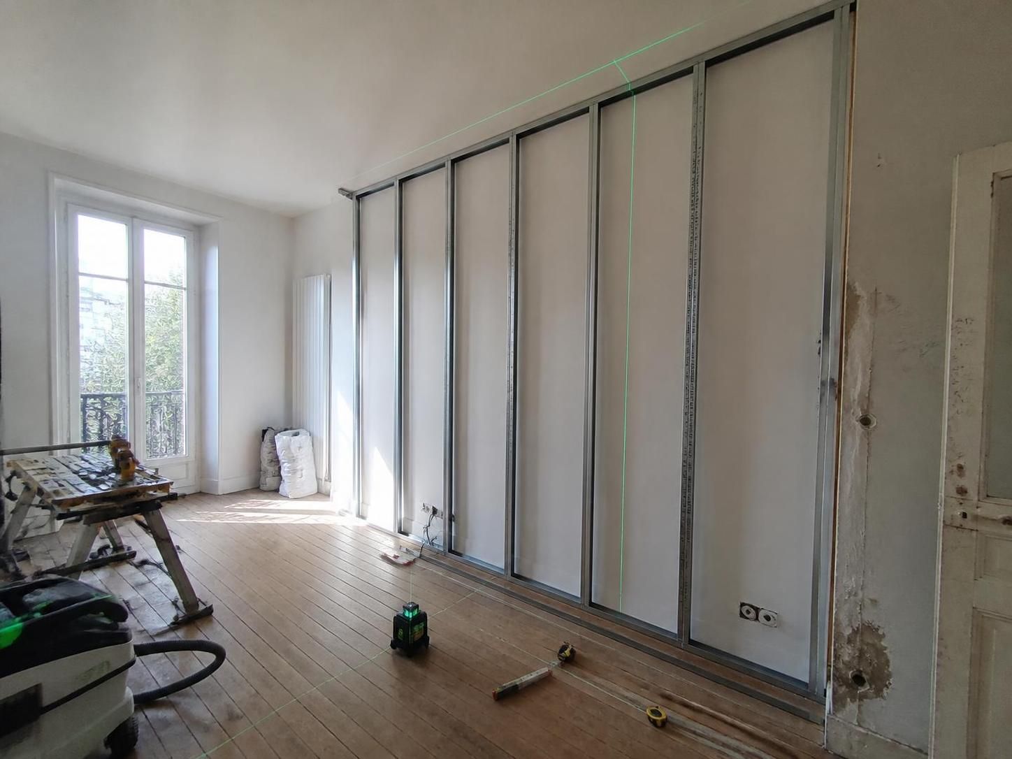 Guide pratique : Installer un rail Placoplatre pour murs et plafonds avec un alignement parfait 2 découvrez notre guide pratique pour installer un rail placoplatre sur murs et plafonds. apprenez à réaliser un alignement parfait pour des finitions impeccables.