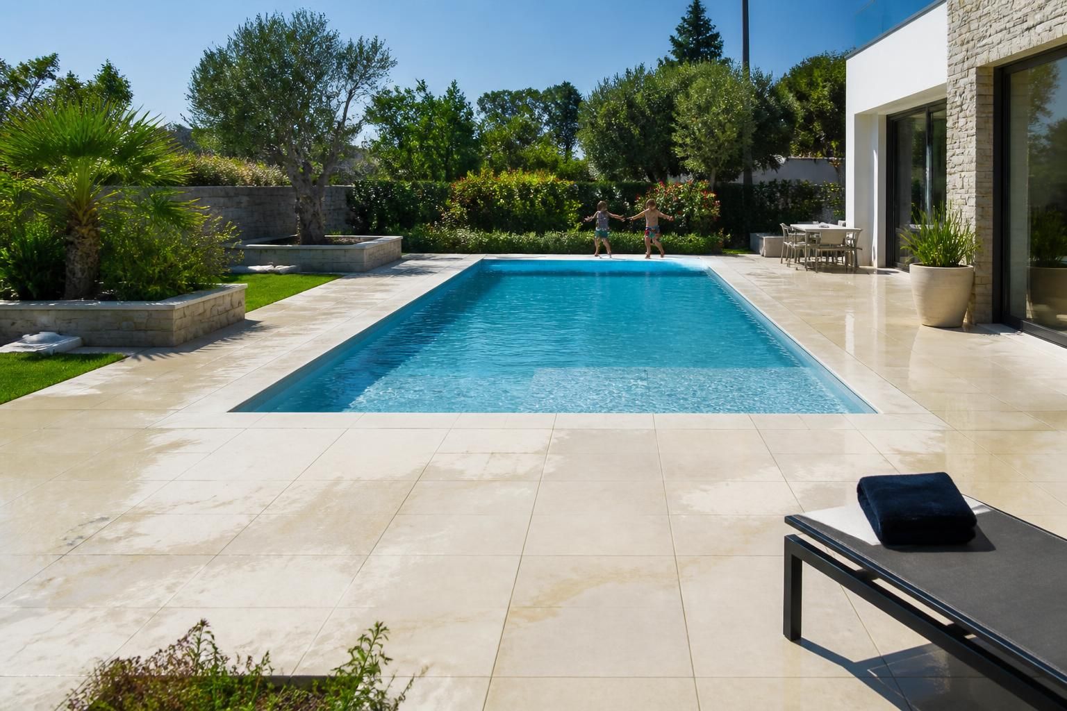 Sécuriser l'entourage de votre piscine : guide complet sur le carrelage antidérapant, tarifs et normes en vigueur 2 découvrez notre guide complet pour sécuriser l'entourage de votre piscine avec du carrelage antidérapant : conseils pratiques, tarifs détaillés et normes en vigueur pour garantir votre sécurité.