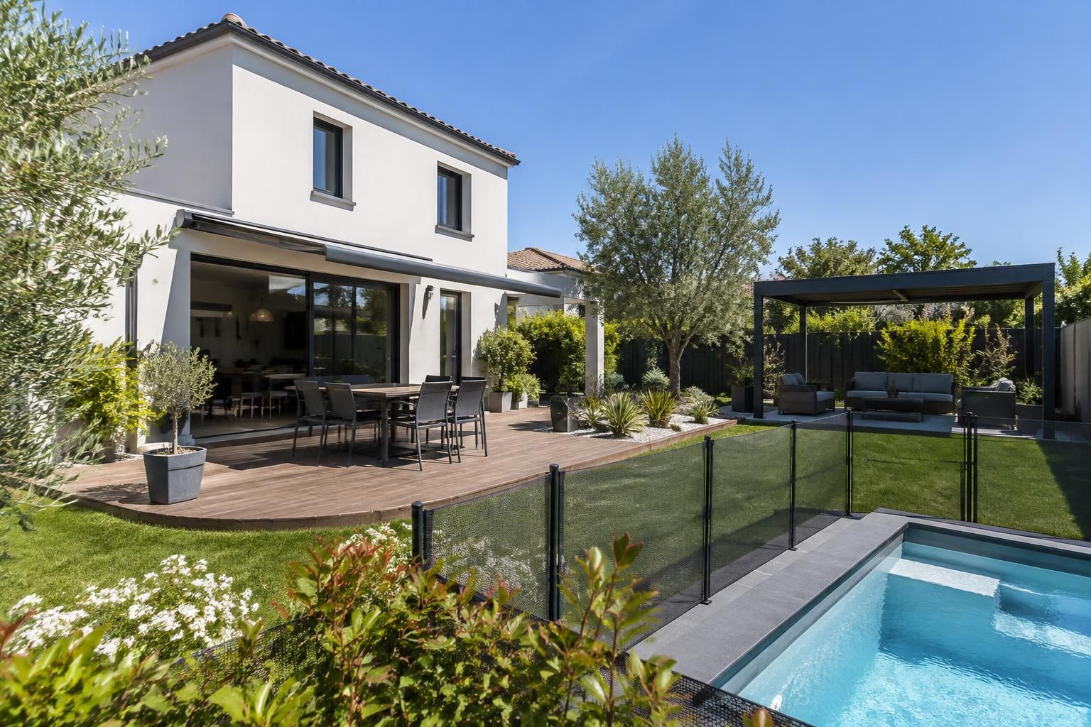 Terrasse, piscine, jardin : quelles garanties protègent vraiment vos extérieurs ? 2 terrasse, piscine, jardin : découvrez les garanties d’assurance qui couvrent vos aménagements extérieurs et les dommages qui peuvent les toucher.